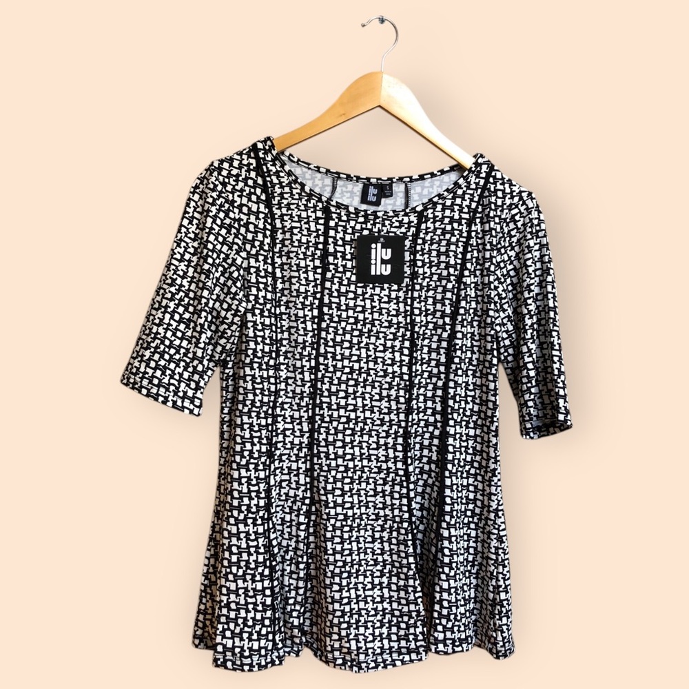 ILU ILU Black & White Patterned Blouse Top NWT Stretch Abstract Funky Women’s S